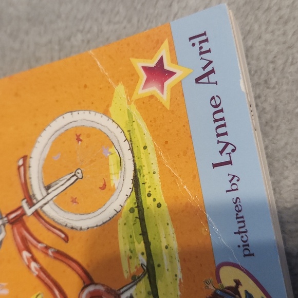 Amelia Bedelia books (4 set) - Picture 2 of 6